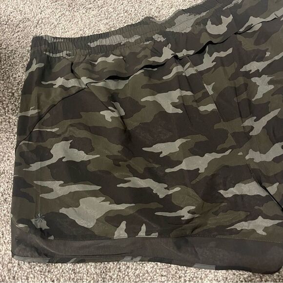 Athleta printed MESH RACER RUN SHORT 4” - Picture 7 of 10